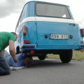 Auf der Rückfahrt von Kossa musste Marco - umringt von vielen Ratgebern - seine Auspuffschelle neu befestigen, nachdem sich die Verschraubung gelöst hatte